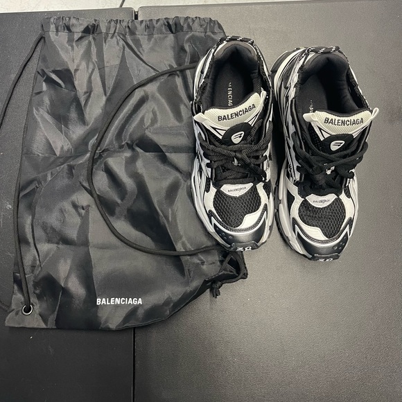 Balenciaga Black and White Running Shoes - Picture 2 of 7
